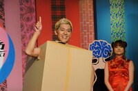 「ロンドンブーツ１号２号亮　初チャレンジシリーズ第一弾　ダンボール」の一場面。（c）「潜在異色」製作委員会