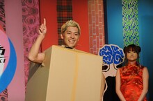 「ロンドンブーツ１号２号亮　初チャレンジシリーズ第一弾　ダンボール」の一場面。（c）「潜在異色」製作委員会