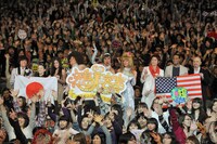 5000人のファンと記念撮影をする矢島美容室。