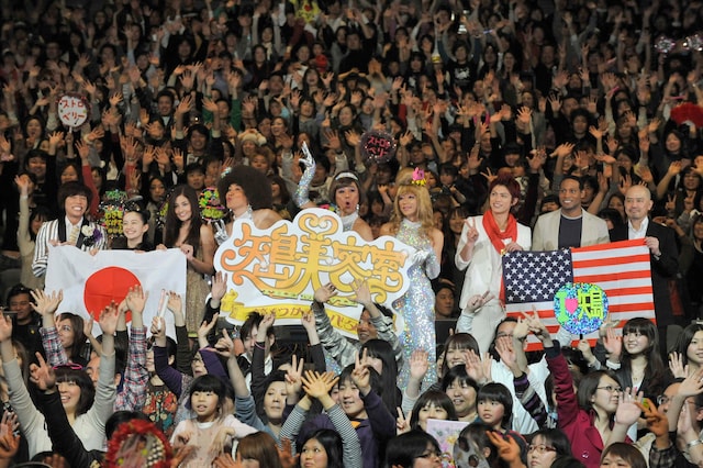 5000人のファンと記念撮影をする矢島美容室。