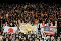 5000人のファンと記念撮影をする矢島美容室。