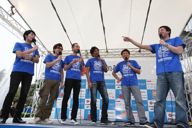 3月22日に行われた「カウントダウンお笑いイベント」の様子。左からオリエンタルラジオ、スリムクラブ、サバンナ。サバンナ八木は、以前映画に出演した際、2行のセリフで18回NGを出したそう。(c)吉本興業