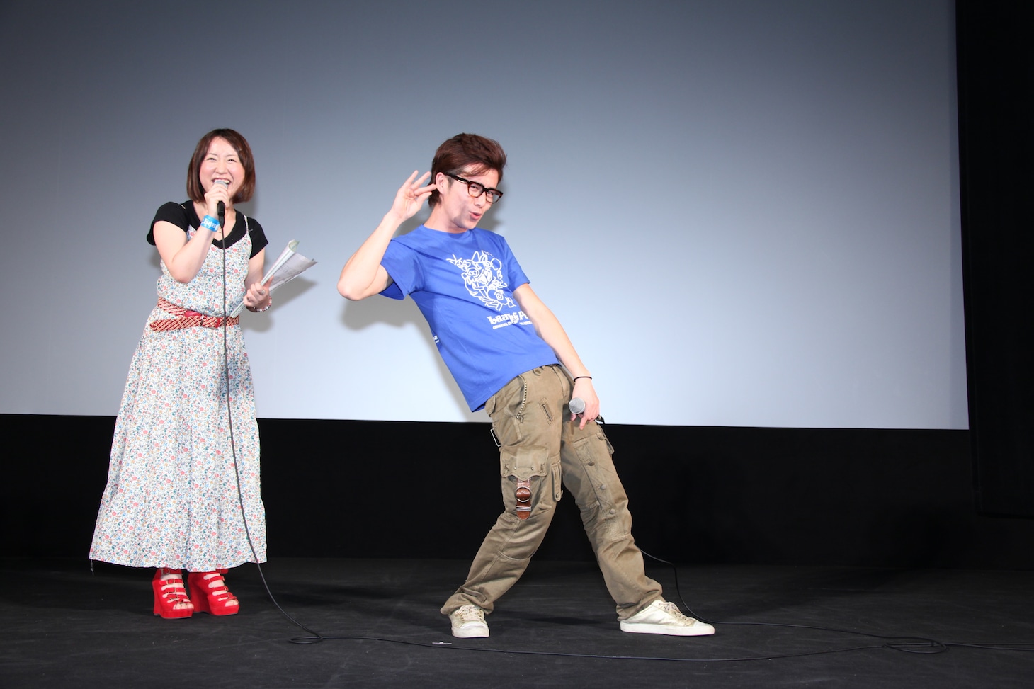 オリエンタルラジオ藤森監督映画「ブチアゲ↑～オレたちのトラパラ珍道中じゃね～」トークショーの一場面。映画でギャル男の格好を披露しているが、「僕が上京した頃そのまま」と明かした。MCは出雲阿国。(c)吉本興業
