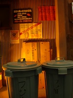 場末のスナック感あふれるゴミ箱や張り紙。