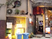 店の外にはカラスの姿も。