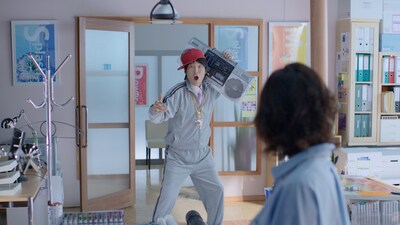 オロナミンC「出社ハツラツぅ？」篇。オロナミンCを飲んで元気が出たジュニア。