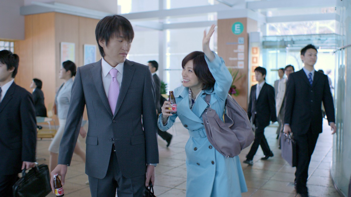 オロナミンC「出社ハツラツぅ？」篇。オロナミンCを飲んで朝から元気な上戸と、対照的に全く元気のないジュニア。