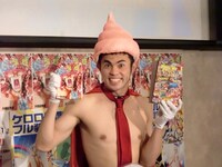 「うんP先生」1巻単行本と掲載誌「ケロケロエース」を両手に。