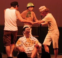 舞台となる不思議な村人を演じるのは、肉糞亭ナベことBコースナベ 、肉糞亭俺、名前いらないっスことBコースタケト、肉糞亭ジリジリことガリットチュウ福島、肉糞亭友の会ことカナリア　ボン溝黒。