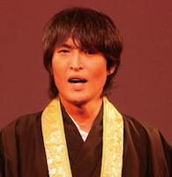 「これなんなん？」、「意味わからん」と言いながらスポーツ師匠に従う肉糞亭キャンサーこと千原ジュニア。