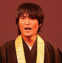 肉糞亭キャンサーこと千原ジュニア。本番の1時間前に台本を渡され「これなんなん？」、「意味わからん」と言いながらも、舞台ではスポーツ師匠との見事なコンビネーションを見せた。