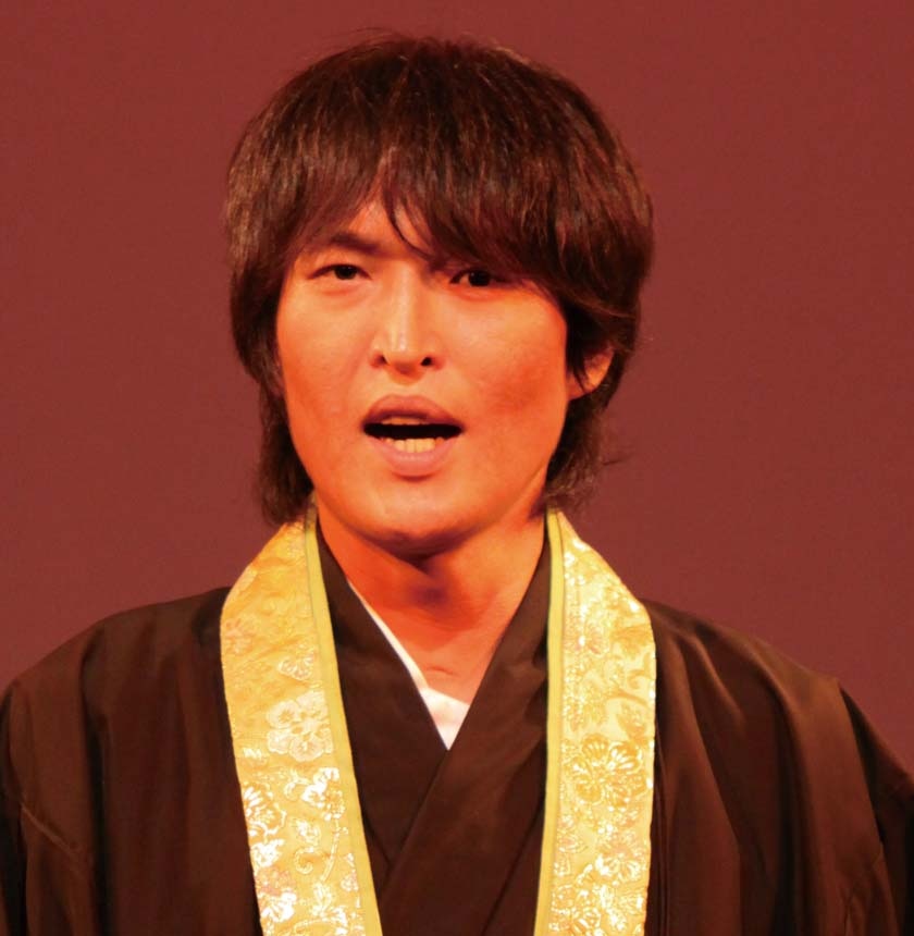 「これなんなん？」、「意味わからん」と言いながらスポーツ師匠に従う肉糞亭キャンサーこと千原ジュニア。