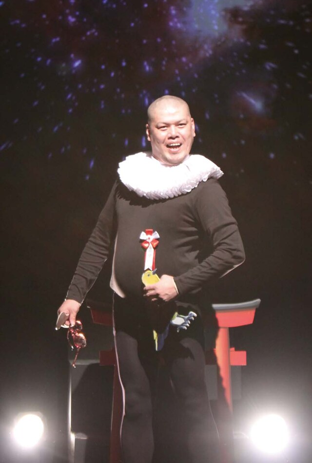 肉糞亭スポーツ師匠。肉糞亭のコントをより芝居に近づけ不思議な世界観を増した舞台に仕上げた。