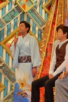 「レッドカーペットのDVD」を吟じる天津木村。