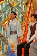 「レッドカーペットのDVD」を吟じる天津木村。