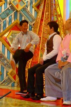 お祝いのダンスを踊る永井佑一郎。