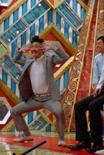 「このポーズは就職に有利です！」と世界のナベアツ。