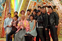 DVDをPRする出演者たち。左上から、天津木村、永井佑一郎、小島よしお、世界のナベアツ、超新塾、中村仁美アナウンサー、高橋克実、今田耕司。