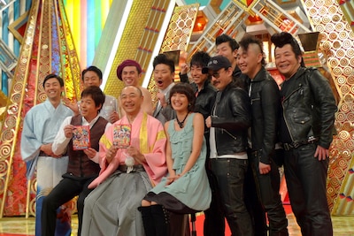 DVDをPRする出演者たち。左上から、天津木村、永井佑一郎、小島よしお、世界のナベアツ、超新塾、中村仁美アナウンサー、高橋克実、今田耕司。