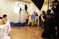 報道陣に囲まれるヌードのよしたか。