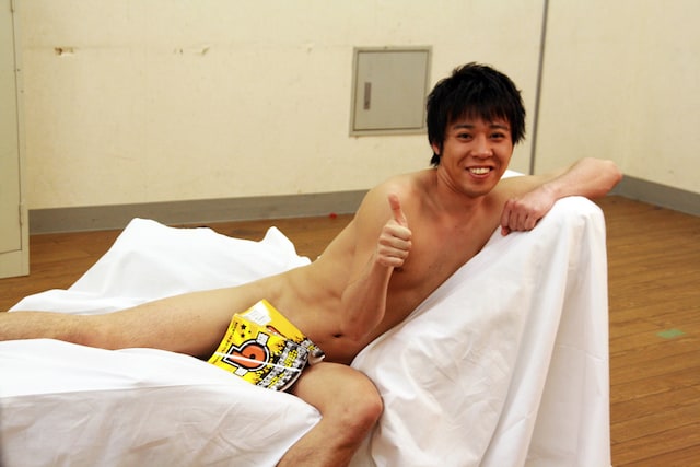 ヌード姿で“ウーイェイ”ポーズを決めるスマイル・ウーイェイよしたか。