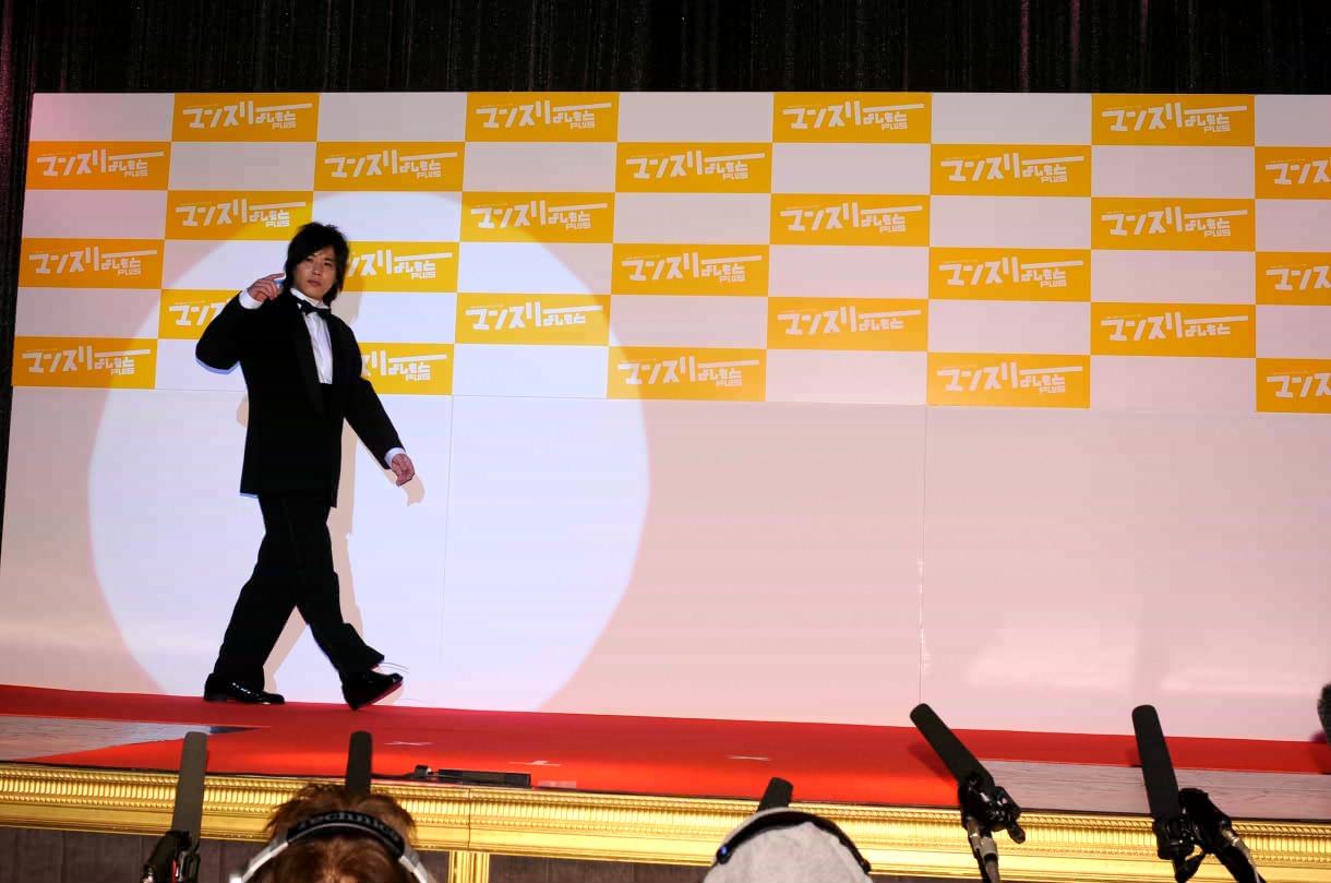 スポットライトを浴びながら颯爽と登場する男前1位、藤原。