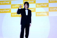 1位のポーズを決める藤原。