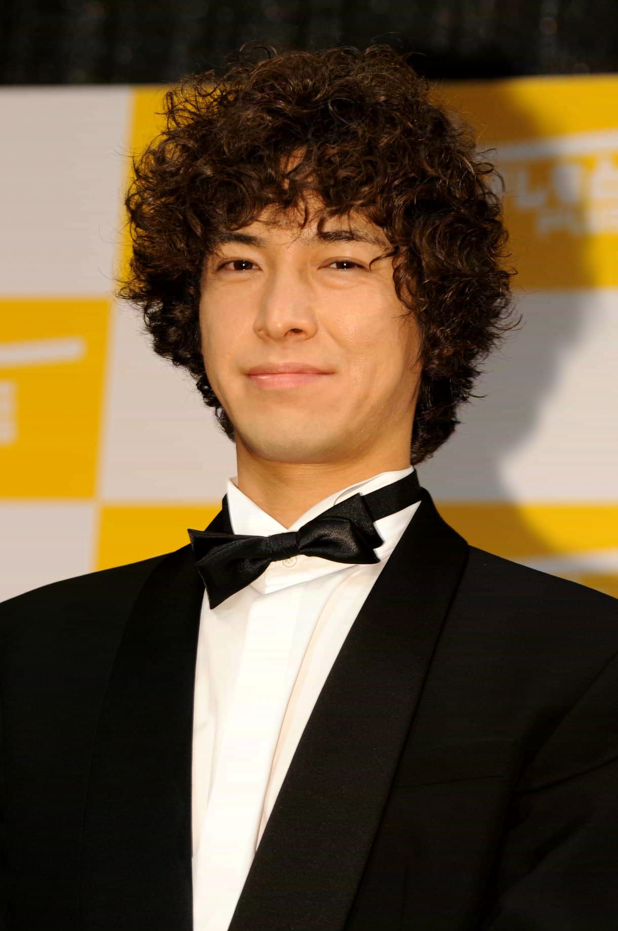 司会の山里から「なぜそのパーマを？」と聞かれたハイキングウォーキング松田。「目立つためです！」とキッパリ答えて笑いを誘った。