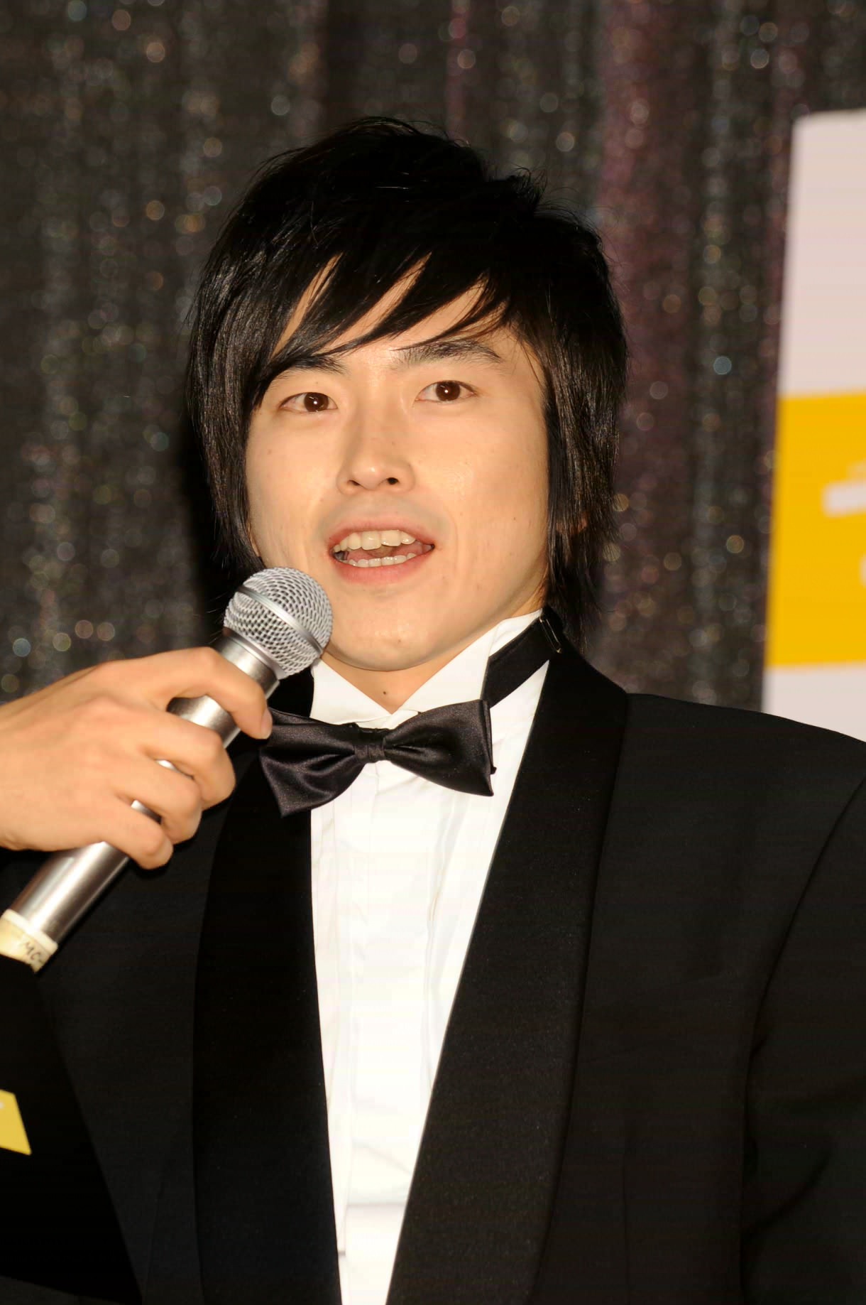 しずる村上。昨年2009年から7ランクアップしての3位という結果に「さわやかさの勝利です！」とコメント。
