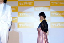 笑いと涙を誘うアジアン隅田の登場シーン。