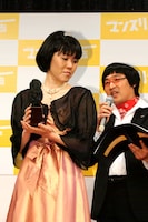 「後ろから見ると抜群にスタイルいいんですけど、残念ですねぇ……」という山里の突き刺すような言葉にピクリと反応する隅田。