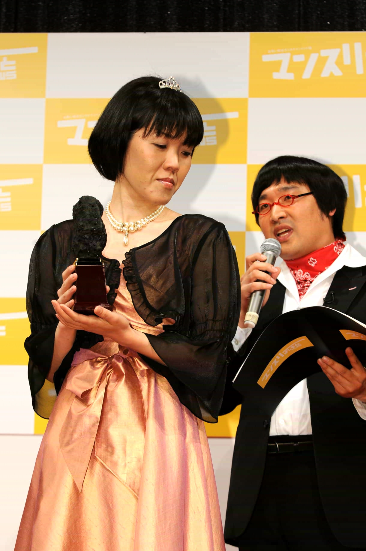 「後ろから見ると抜群にスタイルいいんですけど、残念ですねぇ……」という山里の突き刺すような言葉にピクリと反応する隅田。