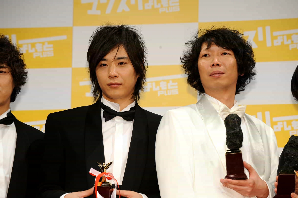 男前1位のライセンス藤原（左）とブサイク1位のカリカ家城（右）。（撮影：中川有紀子）