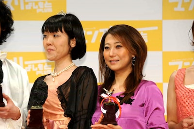 ぶちゃいく1位のアジアン隅田（左）とべっぴん1位の友近（右）。