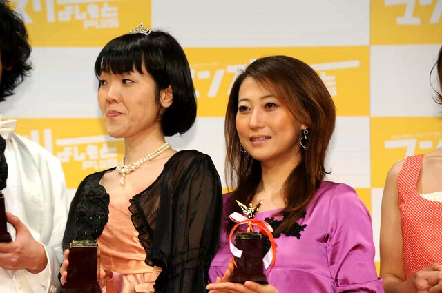 ぶちゃいく1位のアジアン隅田（左）とべっぴん1位の友近（右）。