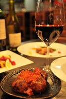 寛平はヨーロッパでさまざまな現地ワインを堪能。