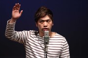 ウルトラベイビー中尾。藤田に憧れて自発的に始めたアフロヘアーも今はバッサリ切って大村寄りのおしゃれヘアになっている。(c)フォトプロ