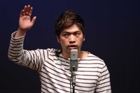 ウルトラベイビー中尾。藤田に憧れて自発的に始めたアフロヘアーも今はバッサリ切って大村寄りのおしゃれヘアになっている。(c)フォトプロ