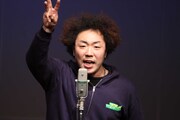 トータルテンボスのライブでおなじみのあっぱれコイズミ。(c)フォトプロ
