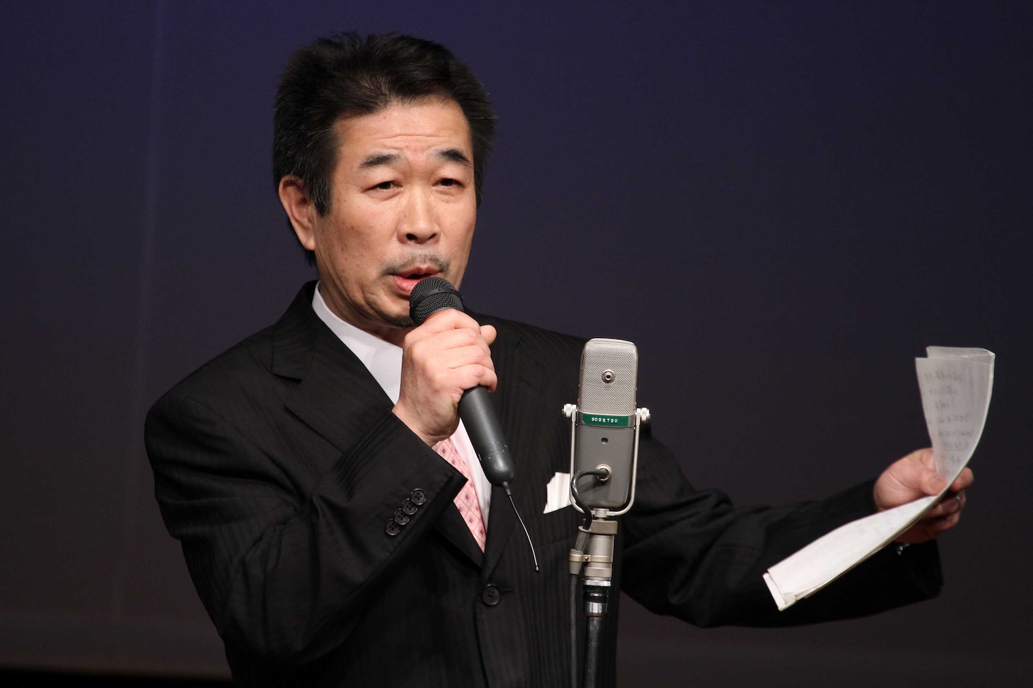 漫才ツアー「アフロの森のおふざけモンキー」東京公演で、見事な前説を披露したトータル大村の実父・大村和敏。(c)フォトプロ