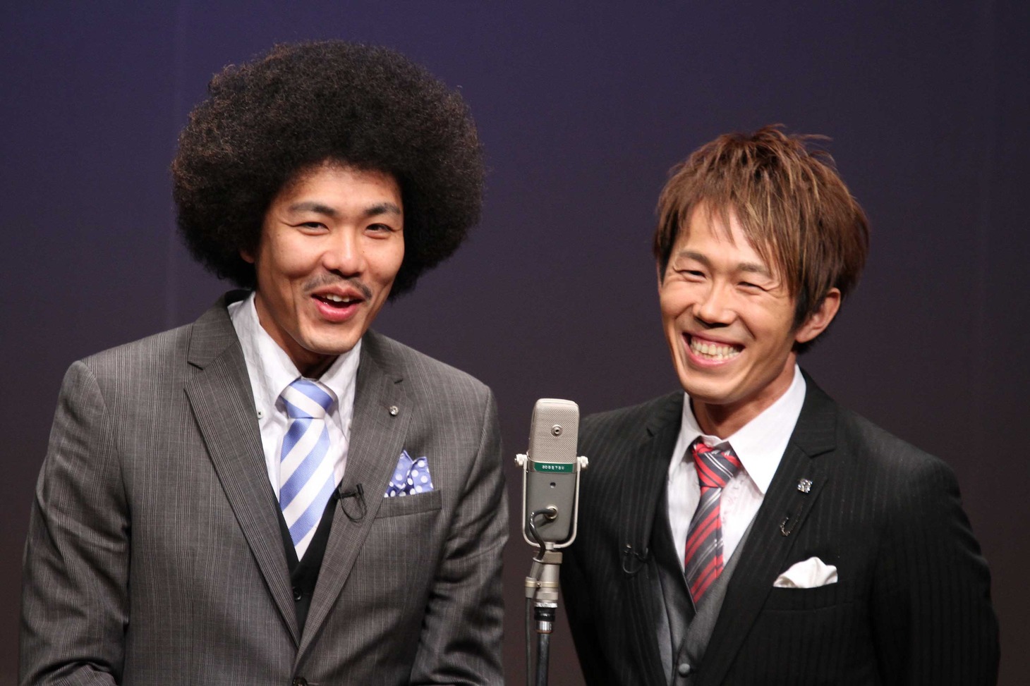 漫才ツアー「アフロの森のおふざけモンキー」東京公演で舞台に立つトータルテンボス。(c)フォトプロ