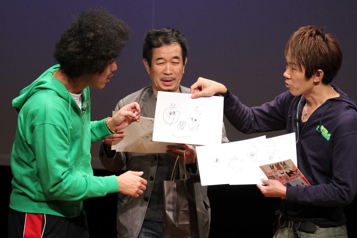 晴空のイラストを見た藤田は「これ顔か？」と言うと、大村は「いや俺感動したんだよ。目の中にも顔が描いてあるんだよ」と親バカぶりを発揮。そして「お前の娘はヒゲ生えてるから」（大村）、「ヒゲ生えてなくね～」（藤田）とおなじみのくだりが始まった。(c)フォトプロ