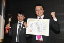 大賞を受賞した中川家。賞金100万円と記念品が贈られた。(c)KTV