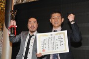 奨励賞を受賞した笑い飯。賞金60万円が贈られた。(c)KTV