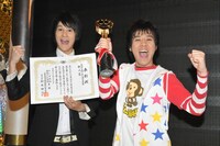 新人賞を受賞したスマイル。賞金50万円が贈られた。(c)KTV