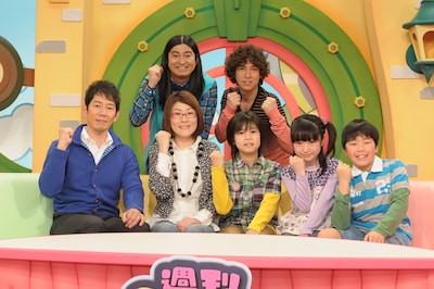 近所のお兄さん役のハイキングウォーキング（上）、おとうさん役の岩本裕NHK解説委員（左）、おかあさん役のオアシズ光浦（左から2番目）、次男役の萩原利久（中央）長女役の柳下花恋（右から2番目）、長男役の古田大虎（右）。ハイキングウォーキングは番組でロケにも挑戦。「最近あったいいニュースは？」と聞かれた光浦は、「桜と会話ができた」という不思議体験を告白した。(C)NHK