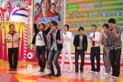 番組の一場面。歌っているのはザブングル松尾。(c)NTV