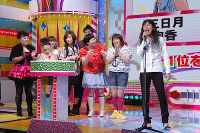 番組の一場面。歌っているのは椿鬼奴。(c)NTV