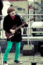 ジョージ・ハリスンになりきる2丁拳銃小堀。