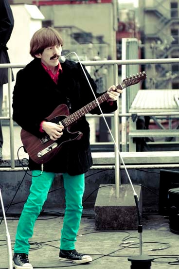 ジョージ・ハリスンになりきる2丁拳銃小堀。